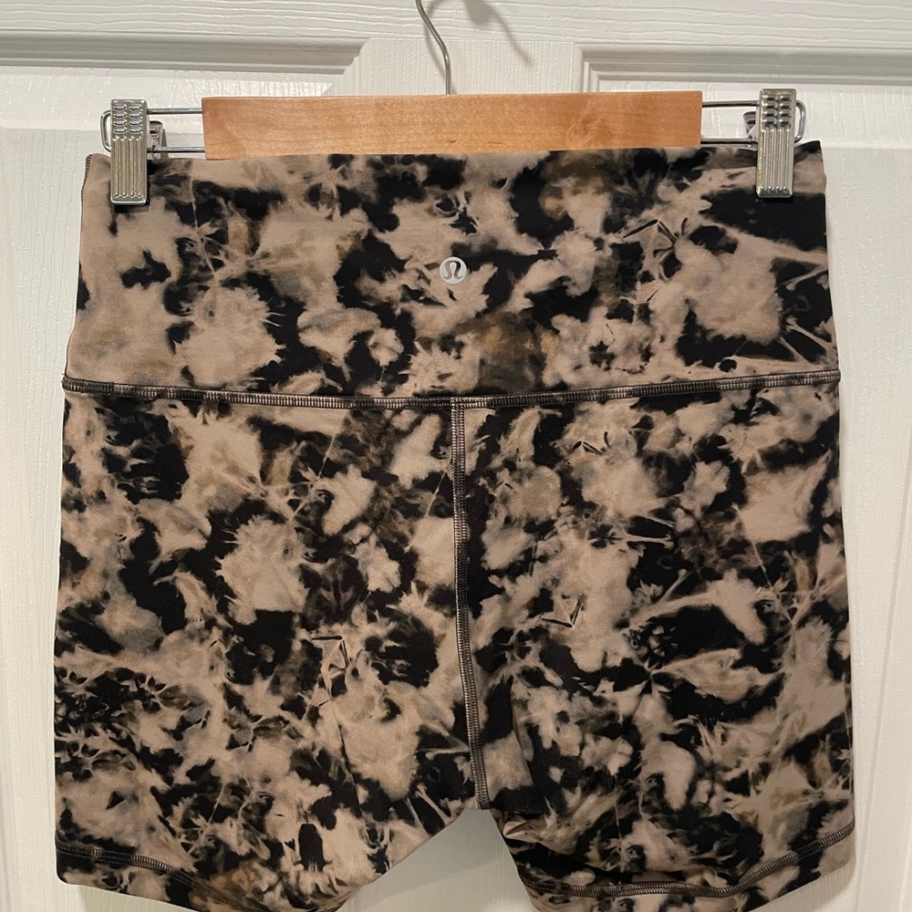 lululemon athletica Wunder Train 6” Black and Beige Tie-Dye Shorts